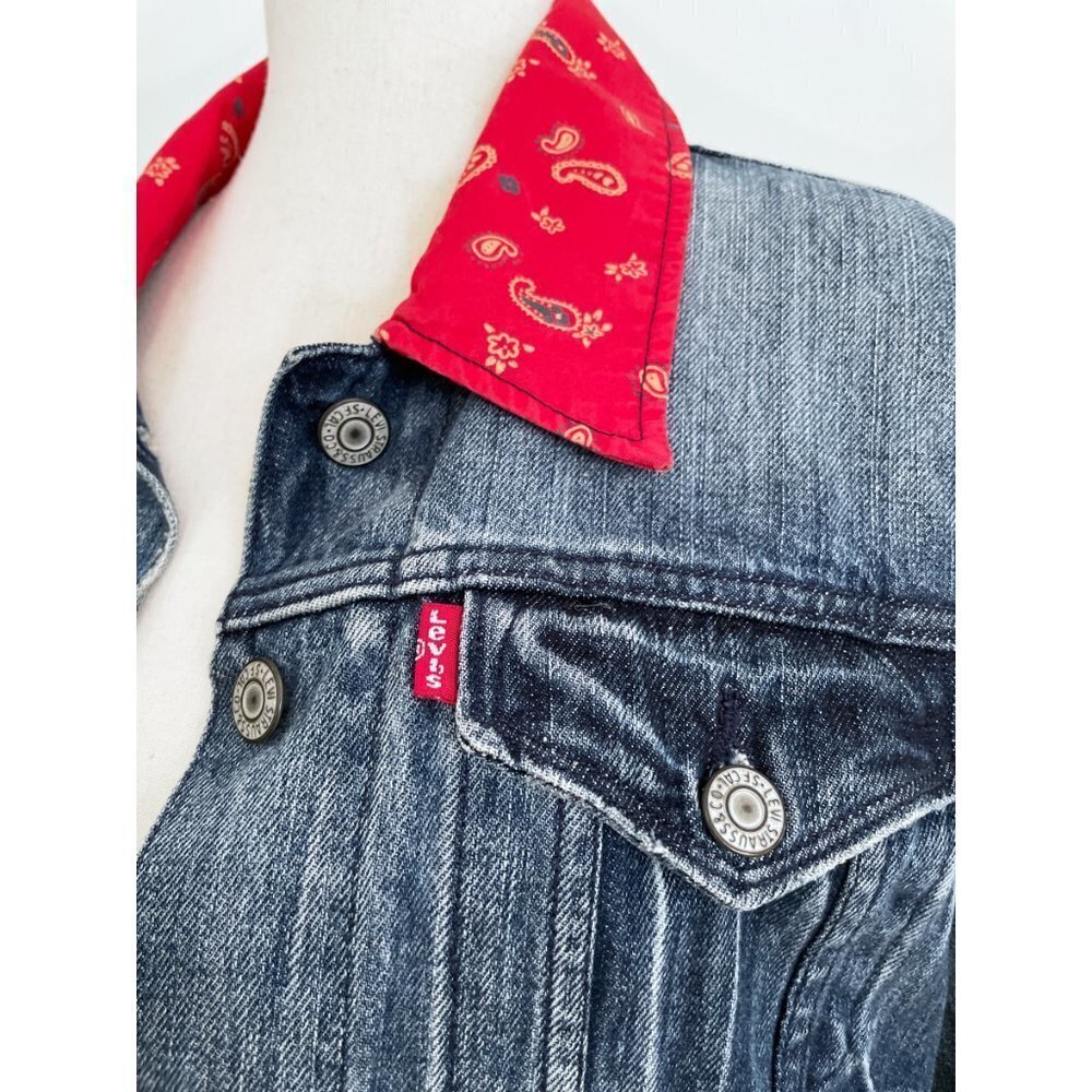 EUC Levi’s Red Bandanna Trim 100% Cotton Classic Denim Jean Jacket L - Picture 5 of 8
